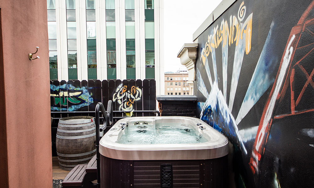 1 Queen Premium Private Balcony Hot Tub